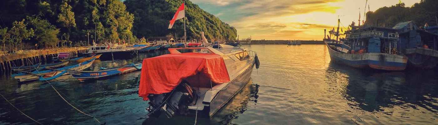 Gambar motor boat near dock during sunset